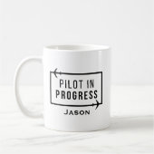 Pilot in Ausbildung & Flugzeug Moderne Reise Anpas Kaffeetasse (Links)
