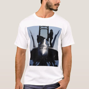Piloten führen eine Vorflugkontrolle durch T-Shirt