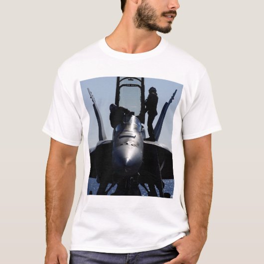 Piloten führen eine Vorflugkontrolle durch T-Shirt (Vorderseite)