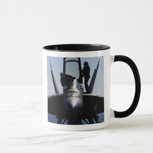 Piloten führen eine Vorflugkontrolle durch Tasse (Rechts)