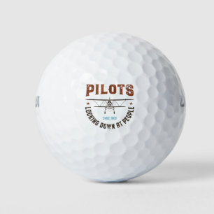 Piloten schauen nach unten auf Leute Golfball