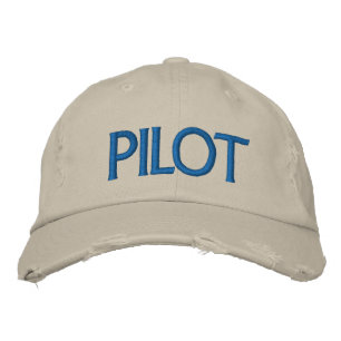 Pilotin mit bestickter Kappe