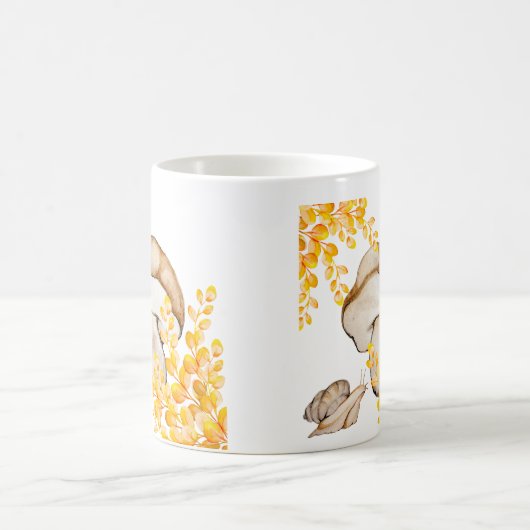 Pilz, Schnecke und gelbe Zweige im Herbst Kaffeetasse (Mittel)