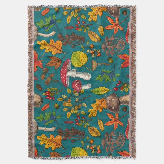 Pilze, Blätter, Nüsse und Beeren im Herbst auf bla Decke (Vorderseite Vertikal)