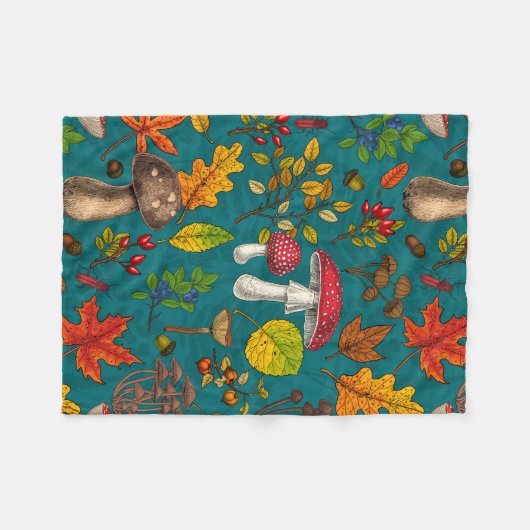 Pilze, Blätter, Nüsse und Beeren im Herbst auf bla Fleecedecke (Vorderseite (Horizontal))