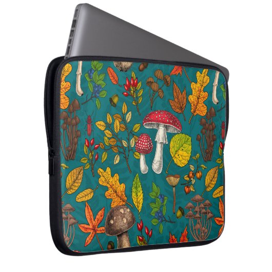 Pilze, Blätter, Nüsse und Beeren im Herbst auf bla Laptopschutzhülle (Vorne Rechts)