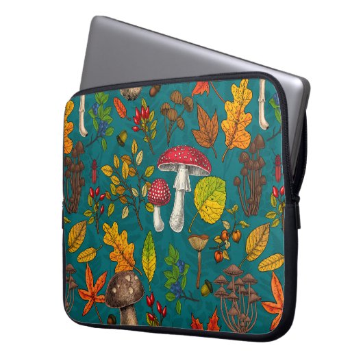 Pilze, Blätter, Nüsse und Beeren im Herbst auf bla Laptopschutzhülle (Vorderseite Links)