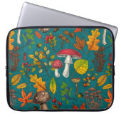 Pilze, Blätter, Nüsse und Beeren im Herbst auf bla Laptopschutzhülle (Vorderseite)