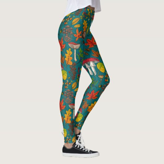 Pilze, Blätter, Nüsse und Beeren im Herbst auf bla Leggings (Rechts)
