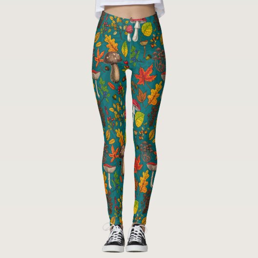 Pilze, Blätter, Nüsse und Beeren im Herbst auf bla Leggings (Vorderseite)