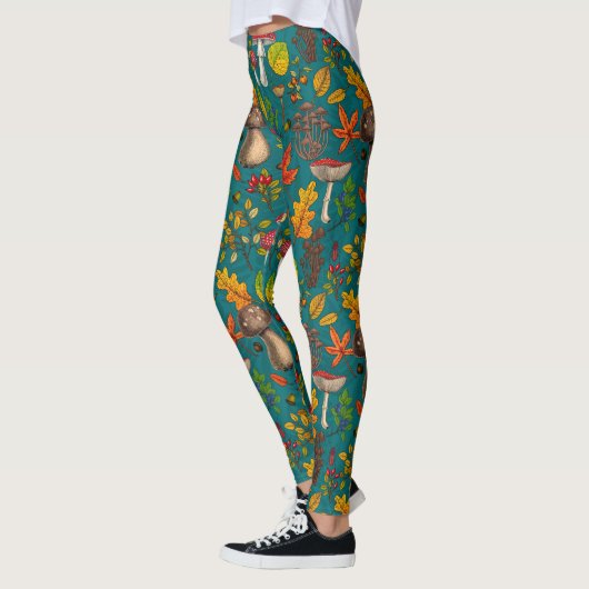 Pilze, Blätter, Nüsse und Beeren im Herbst auf bla Leggings (Links)