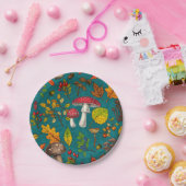 Pilze, Blätter, Nüsse und Beeren im Herbst auf bla Pappteller (Party)