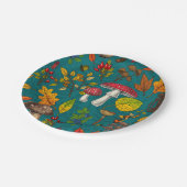 Pilze, Blätter, Nüsse und Beeren im Herbst auf bla Pappteller (Schrägansicht)