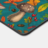 Pilze, Blätter, Nüsse und Beeren im Herbst auf bla Schreibtischunterlage (Ecke)
