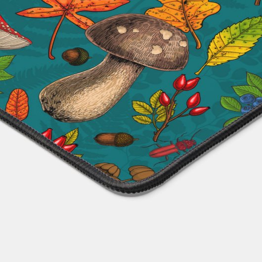 Pilze, Blätter, Nüsse und Beeren im Herbst auf bla Schreibtischunterlage (Ecke)