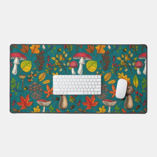 Pilze, Blätter, Nüsse und Beeren im Herbst auf bla Schreibtischunterlage (Tastatur & Maus)