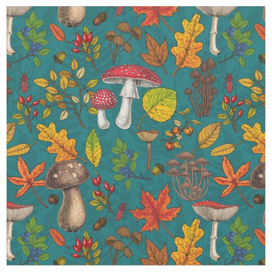 Pilze, Blätter, Nüsse und Beeren im Herbst auf bla Stoff (Nahaufnahme)