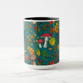 Pilze, Blätter, Nüsse und Beeren im Herbst auf bla Tasse (Zentrum)