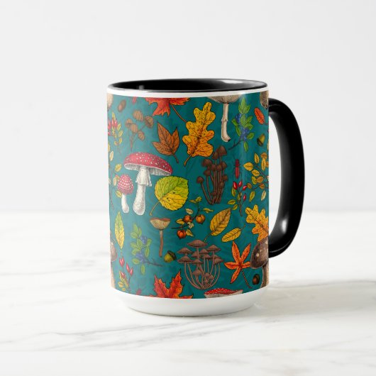 Pilze, Blätter, Nüsse und Beeren im Herbst auf bla Tasse (VorderseiteRechts)