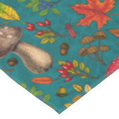 Pilze, Blätter, Nüsse und Beeren im Herbst auf bla Tischdecke (Schrägansicht)