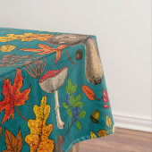 Pilze, Blätter, Nüsse und Beeren im Herbst auf bla Tischdecke (Beispiel)