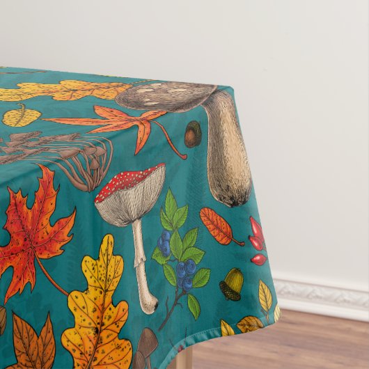 Pilze, Blätter, Nüsse und Beeren im Herbst auf bla Tischdecke (Beispiel)