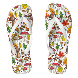 Pilze, Blätter, Nüsse und Beeren im Herbst auf Wei Badesandalen