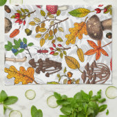 Pilze, Blätter, Nüsse und Beeren im Herbst auf Wei Geschirrtuch (Gefaltet)