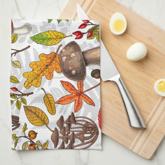 Pilze, Blätter, Nüsse und Beeren im Herbst auf Wei Geschirrtuch (Viertel Falte)