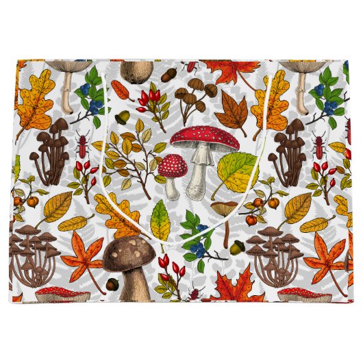Pilze, Blätter, Nüsse und Beeren im Herbst auf Wei Große Geschenktüte (Vorderseite)