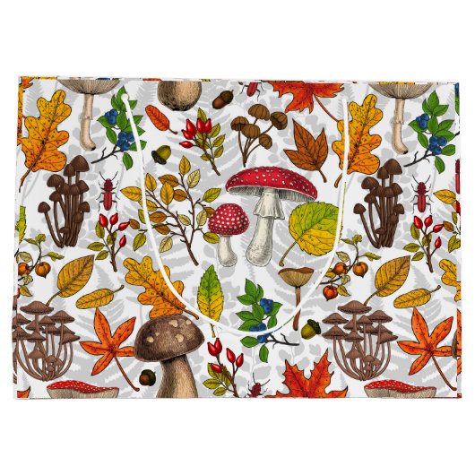 Pilze, Blätter, Nüsse und Beeren im Herbst auf Wei Große Geschenktüte (Rückseite)