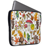 Pilze, Blätter, Nüsse und Beeren im Herbst auf Wei Laptopschutzhülle (Vorne Rechts)