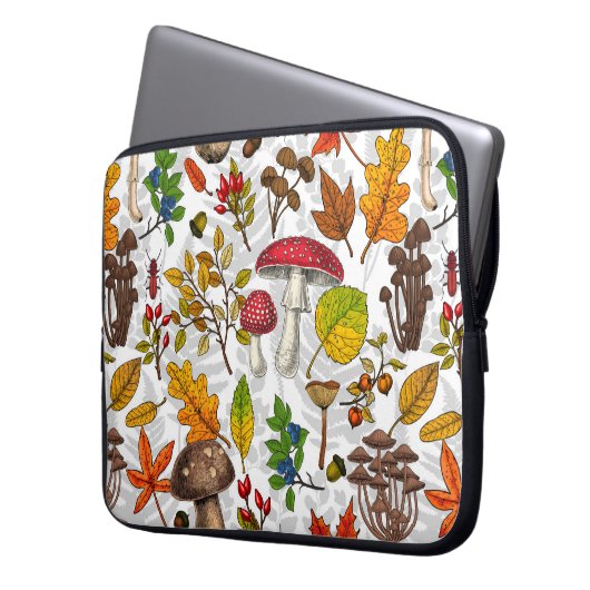 Pilze, Blätter, Nüsse und Beeren im Herbst auf Wei Laptopschutzhülle (Vorderseite Links)