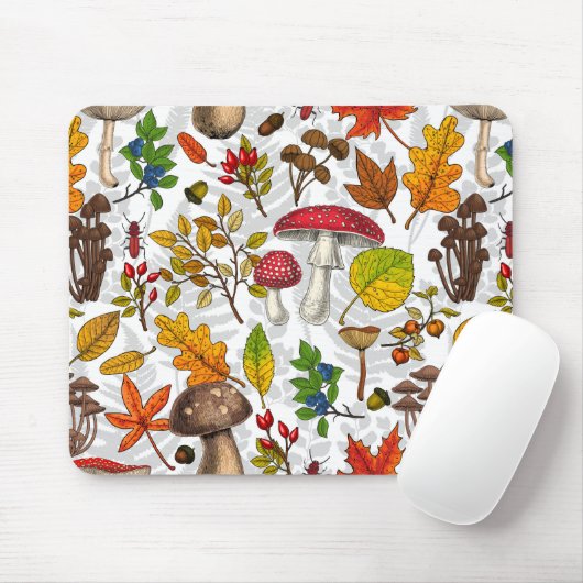 Pilze, Blätter, Nüsse und Beeren im Herbst auf Wei Mousepad (Mit Mouse)