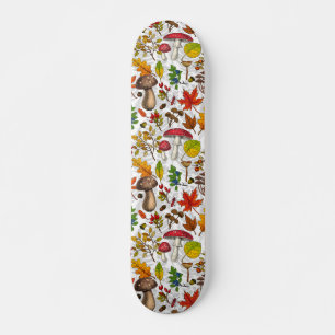 Pilze, Blätter, Nüsse und Beeren im Herbst auf Wei Skateboard