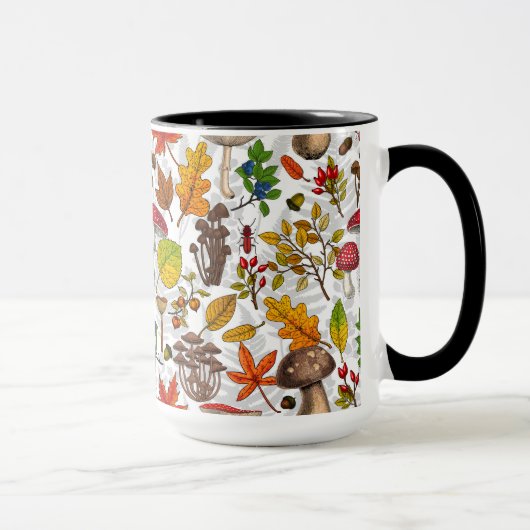 Pilze, Blätter, Nüsse und Beeren im Herbst auf Wei Tasse (Rechts)