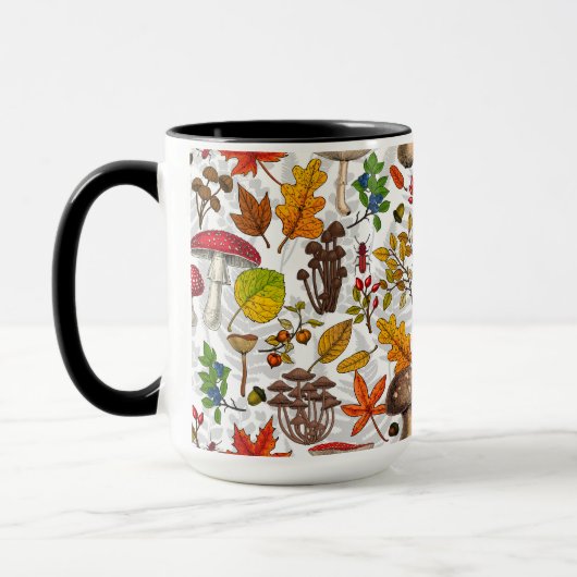 Pilze, Blätter, Nüsse und Beeren im Herbst auf Wei Tasse (Links)