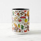 Pilze, Blätter, Nüsse und Beeren im Herbst auf Wei Tasse (Zentrum)