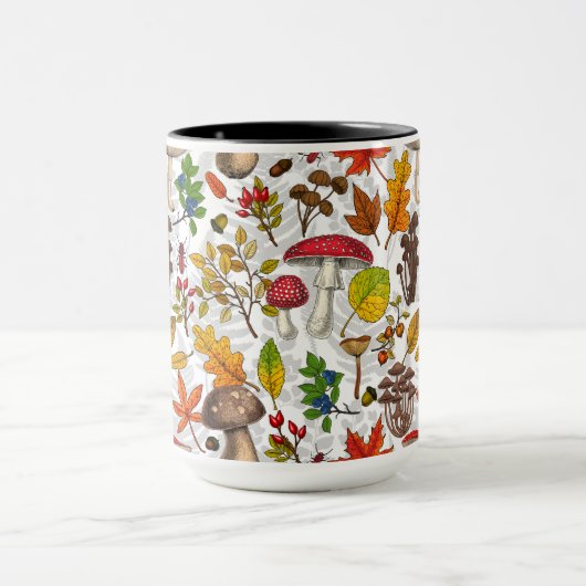 Pilze, Blätter, Nüsse und Beeren im Herbst auf Wei Tasse (Zentrum)