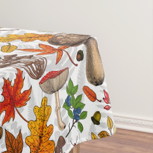 Pilze, Blätter, Nüsse und Beeren im Herbst auf Wei Tischdecke (Beispiel)