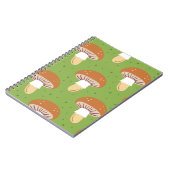 Pilze im Herbst: nahtloses grünes Muster. Notizblock (Linke Seite)