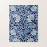 Pimpernel Blue, William Morris Puzzle<br><div class="desc">William Morris (24. März 1834 - 3. Oktober 1896) war ein britischer Textilingenieur, Dichter, Romanautor, Übersetzer und sozialistischer Aktivist, der mit der British Arts and Crafts Movement assoziiert ist. Er trug maßgeblich zur Wiederbelebung der traditionellen britischen Textilkunst und -methoden bei. Seine literarischen Beiträge trugen dazu bei, das moderne Fantasy-Genre zu...</div>