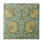 Pimpernel Pattern (von William Morris) Fliese<br><div class="desc">Dieses Design zeichnet sich durch einen Ausdruck eines Tapetendesigns aus, das von dem britischen Künstler William Morris (1834-1896) entworfen wurde, der mit der Kunsthandwerksbewegung in Verbindung steht. Es ist ein Blumenmuster mit gewundenen grünen Blätter, die sich um Chrysanthemum, Jasmin und Pimpernell-Blume verflechten. Auch zwischen den Blume gibt es Weidenzweige. Das...</div>