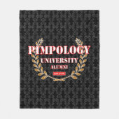 PIMPOLOGY UNIVERSITY ALUMNI 2K21 WHT/RED/GLD FLEECEDECKE (Vorderseite)