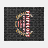 PIMPOLOGY UNIVERSITY ALUMNI 2K21 WHT/RED/GLD FLEECEDECKE (Vorderseite (Horizontal))