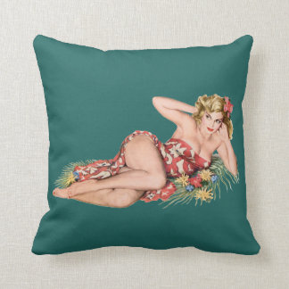Pin-Up-Girl schön blond trägt Sarong + Hibiskus Kissen