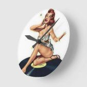 Pin Up Girl sitting on Record Runde Wanduhr (Winkel)