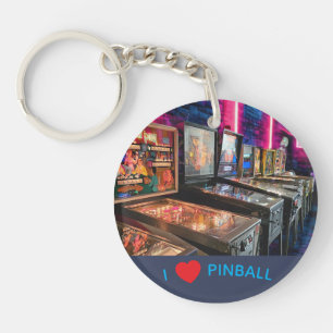 Pinball-Maschinen in einer Reihe Schlüsselanhänger