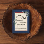 Pine Blue Winter Wedding Save the Date<br><div class="desc">Diese Pine Blue Winter Hochzeit verbindet Save the Date eine klassische,  formell staubige gerahmte Grenze mit eleganten,  immergrünen Pinienbäumen für einen klassischen,  aber dennoch rustikalen Look. Das botanische Grün mit Kalligraphie auf beigem Hintergrund schafft ein naturorientiertes Ambiente für Weihnachten- oder Waldheiratsfeiern.</div>