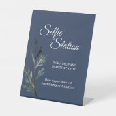 Pine Blue Winter Wedding Selfie Station Sockelschild (Vorderseite)